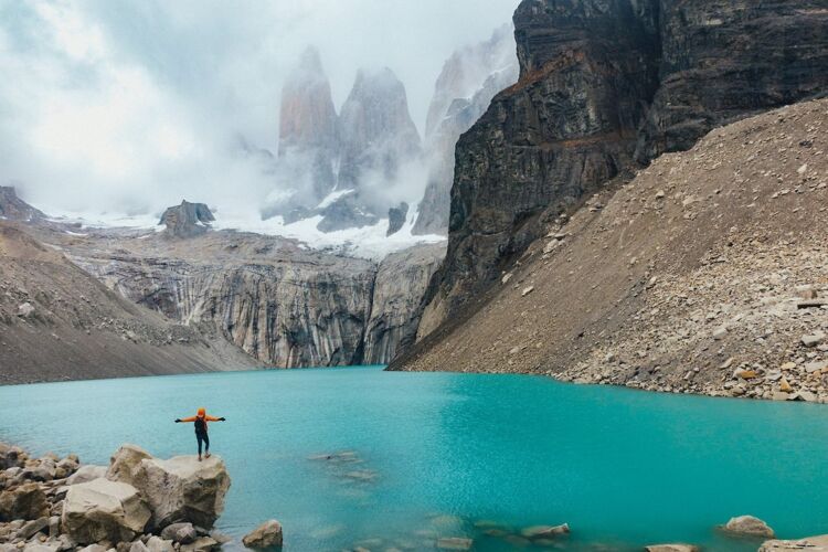 Majestätischer Blick auf Torres del Paine Atemberaubender Ausblick auf die markanten Granitgipfel des Torres-del-Paine-Massivs in Patagonien, umgeben von unberührter Natur und weiten Ebenen.